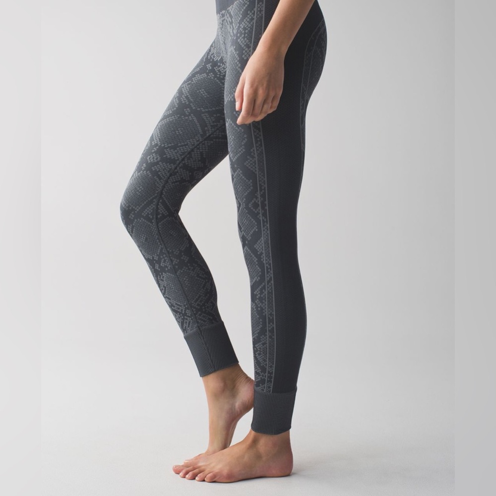 Lululemon Ebb To Street Pant - size 8 - Heathered Dark Slate Snakeskin
